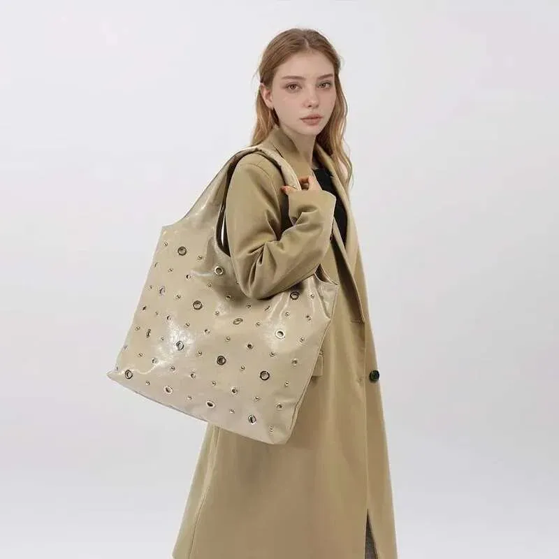 Borse a mano - Borsa a tracolla Hobo con rivetti in morbida pelle cerata e olio, borsa tote con borchie in metallo cavo da portare sottobraccio, shopper da donna firmata_voghion.com