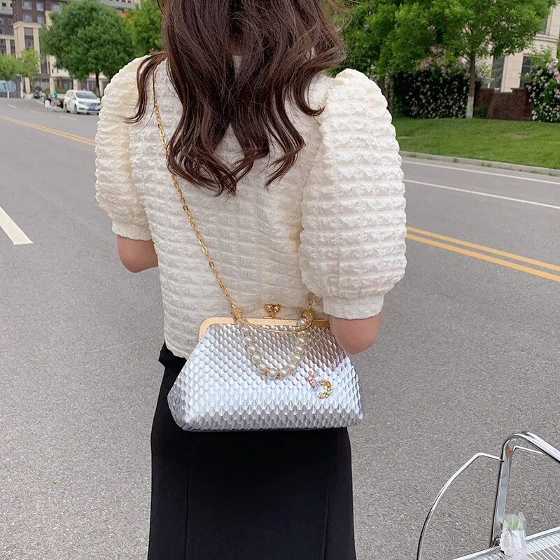 2023 frauen Französisch Minderheit Schulter Gold Umhängetaschen Mode Perle Kette Shell Clip Kleine Handtasche Eveing Kupplung_voghion.com