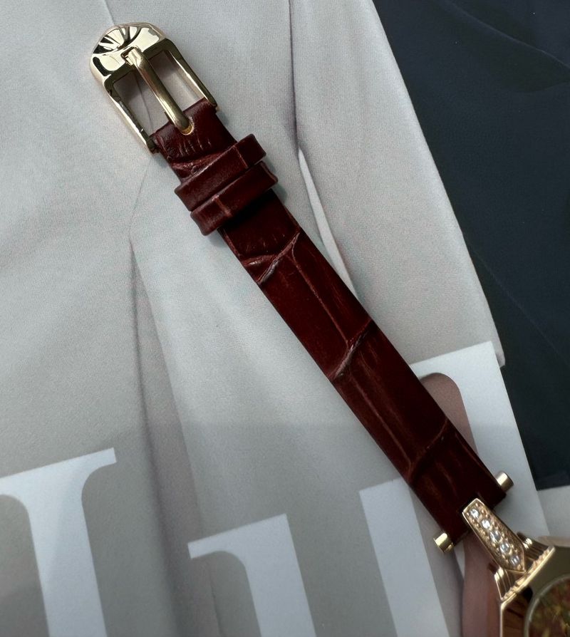 Orologio da polso da donna color noce, edizione limitata estiva 2025, al quarzo con quadrante in madreperla e ambra lampeggiante_voghion.com