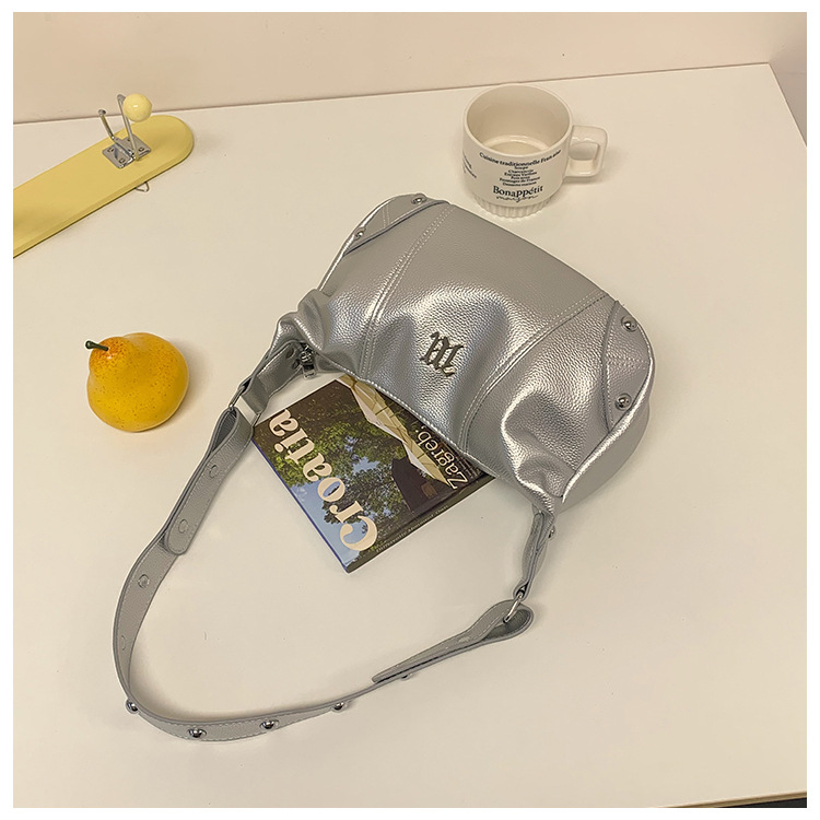 Nieuwe zoete en coole motortas Temperament All-match opvouwbare tas Niche Design okseltas mode schoudertas Messenger bag vrouwelijke tas_voghion.com
