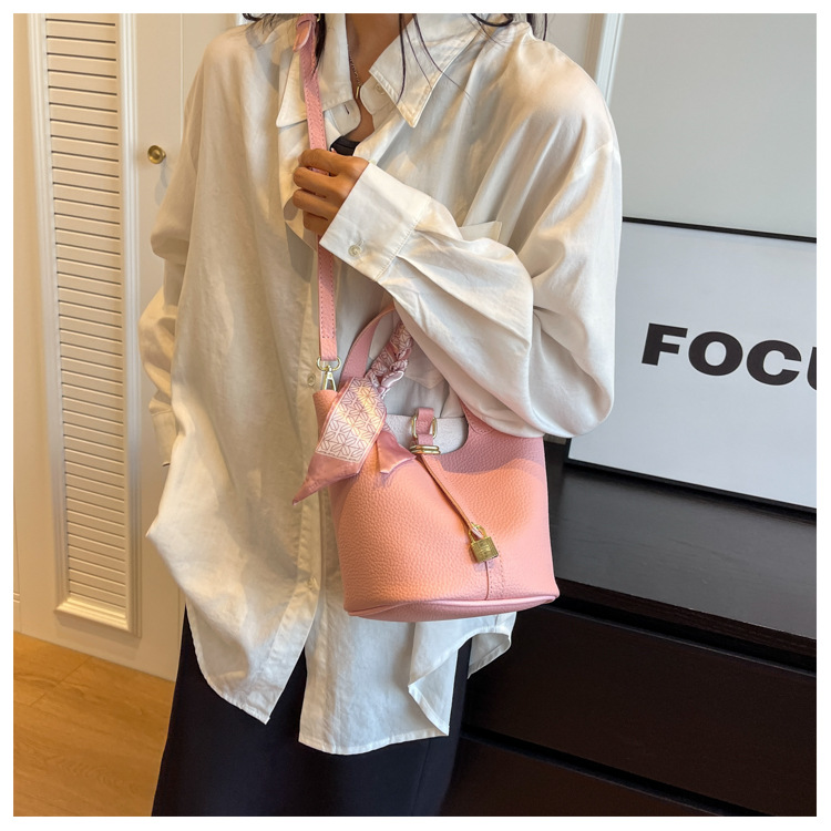 Small Fashion Versatile Portable Vegetable Basket Women's Bag 2023 New Fashionable and Fashionable Shoulder Bag Casual Texture Crossbody Bag_voghion.com