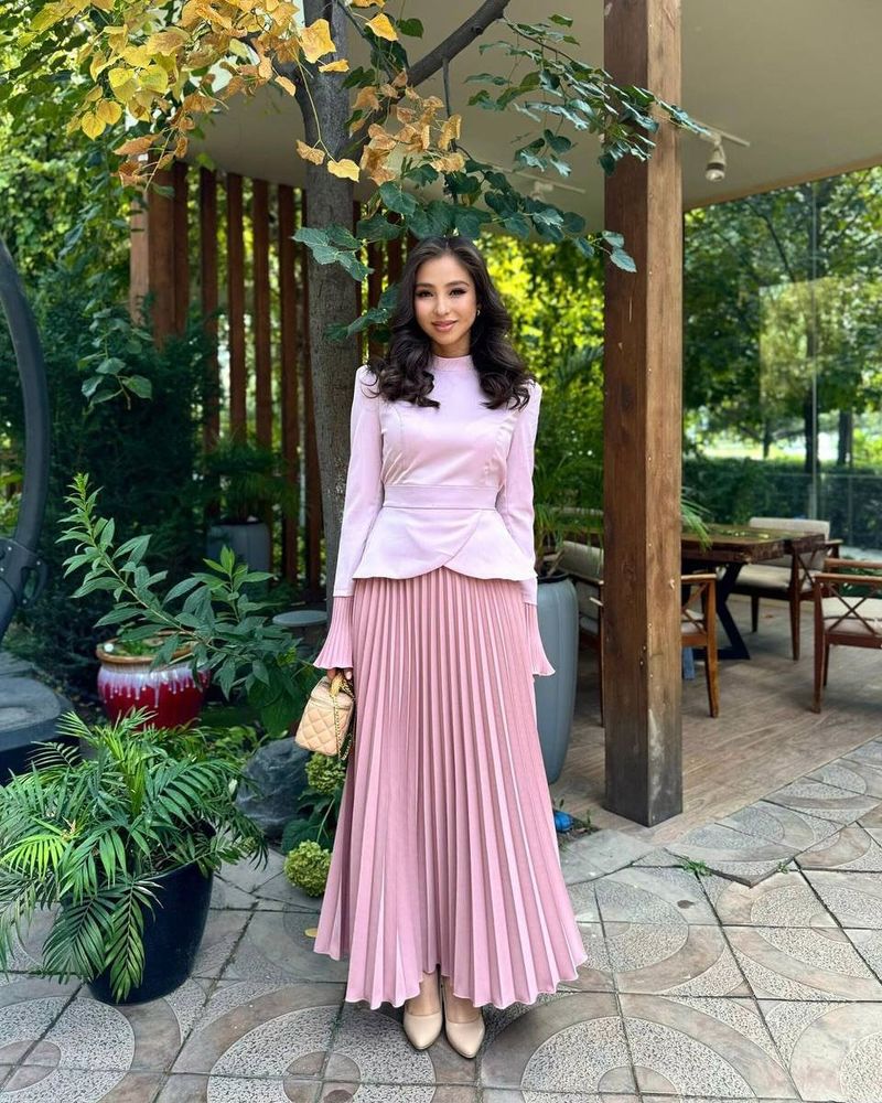 Elegantes, zweiteiliges langes Kleid mit hohem Halsausschnitt und Taillenbindung für Damen – stilvolles und vielseitiges Outfit für Arbeit und Abend_voghion.com