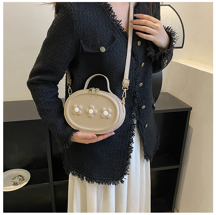 Fresh Trendy Casual Commuter Messenger Bag 2023 Spring New Niche Design fashion simple shoulder bag female bag_voghion.com