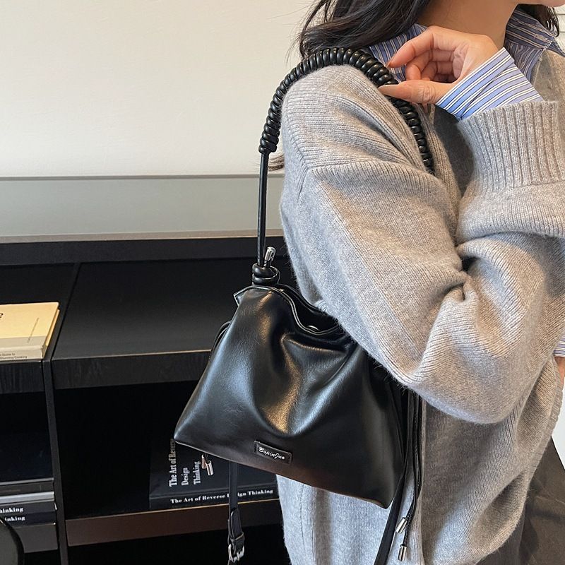 Borsa a tracolla piccola e di alta qualità per donna, 2025, nuova e versatile, con tracolla plissettata, semplice e tinta unita_voghion.com