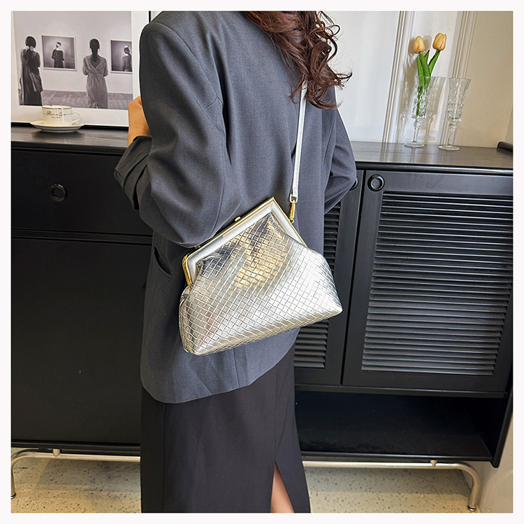 Schulter Tasche 2023 Sommer Neue Beliebte Woven Clip Mode Umhängetasche Hohe Qualität Hand Tragen Kleine Quadratische Tasche_voghion.com