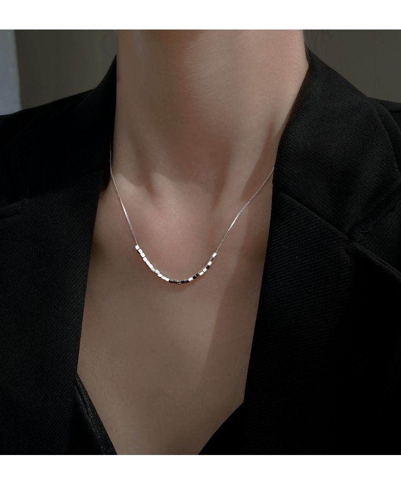 Collier petit cube en argent sterling pour femme, design de niche d'été, style froid simple, chaîne de clavicule géométrique en argent cassé_voghion.com