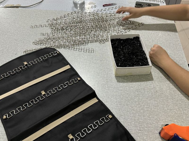 Organizer per gioielli da appendere – Borsa portaoggetti in poliestere bifacciale con gancio in metallo per orecchini, collane e anelli (nero/rosa/grigio/blu/lavanda)_voghion.com