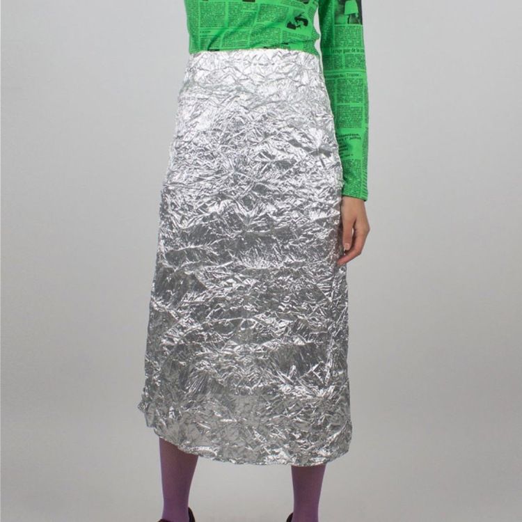 La nuova gonna primaverile da donna con vita alta pieghettata e spacco sul retro è una gonna versatile alla moda._voghion.com