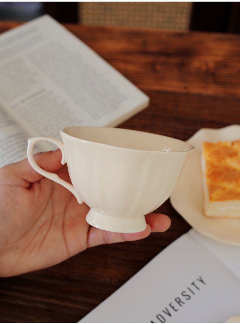 Juego de tazas de café con diseño floral: elegante taza de té de cerámica con platillo y cuchara, vajilla minimalista para el hogar y la cafetería, ligera, 250 ml_voghion.com