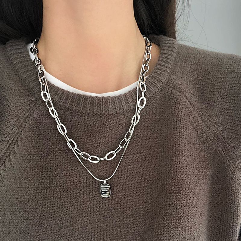 Collana con ciondolo in acciaio al titanio quadrato multistrato, semplice e temperamento, con catena per il collo della clavicola da donna_voghion.com