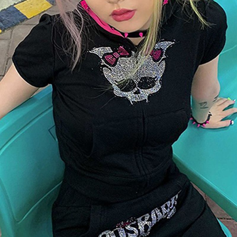 Gothic Y2k Streetwear Hoodie mit Totenkopf-Strassdetails – Edgy Zip-Sweatshirt für Damen in Schwarz, Pink & Grau_voghion.com