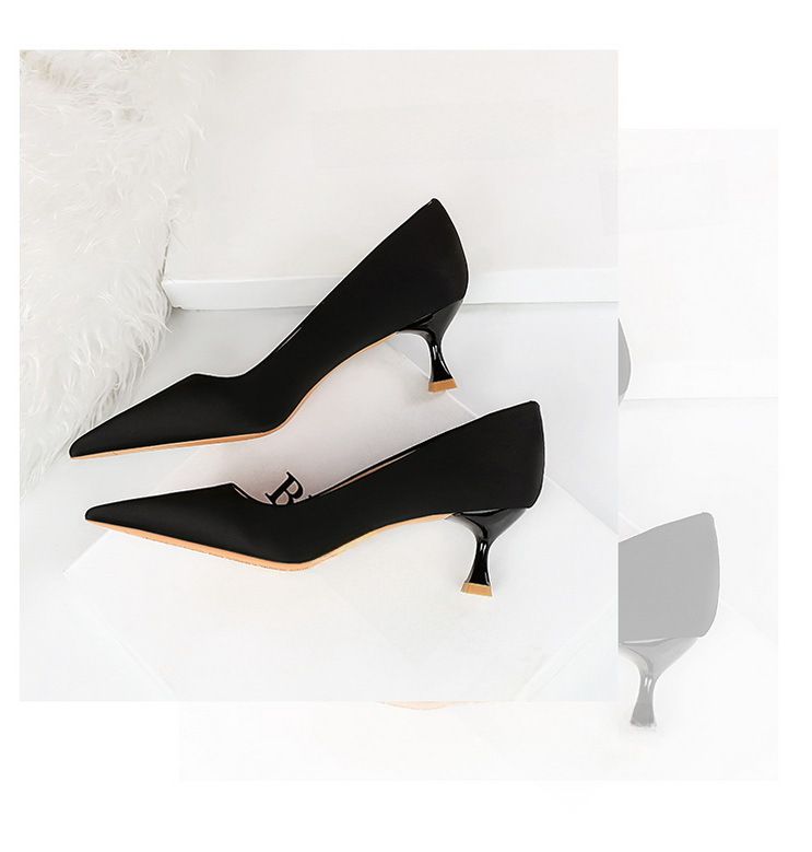 Stilvolle, einfache All-in-One-Weinglas-Absätze mit hohen Absätzen und flachen, spitzen Satinschuhen_voghion.com