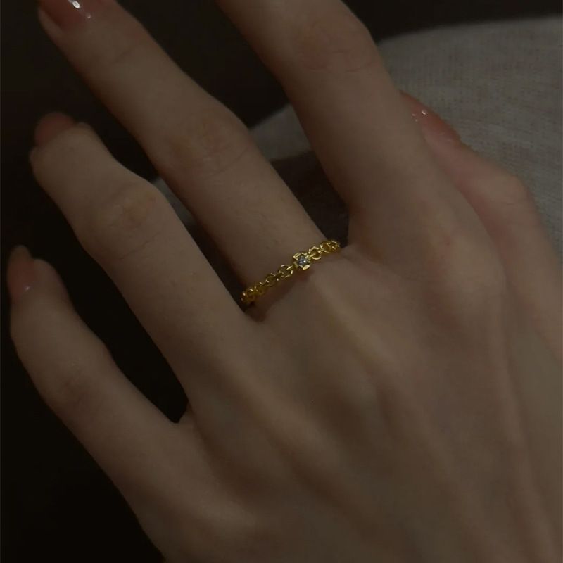 Anello da donna geometrico con singolo diamante cubano in oro medievale con punto indice_voghion.com