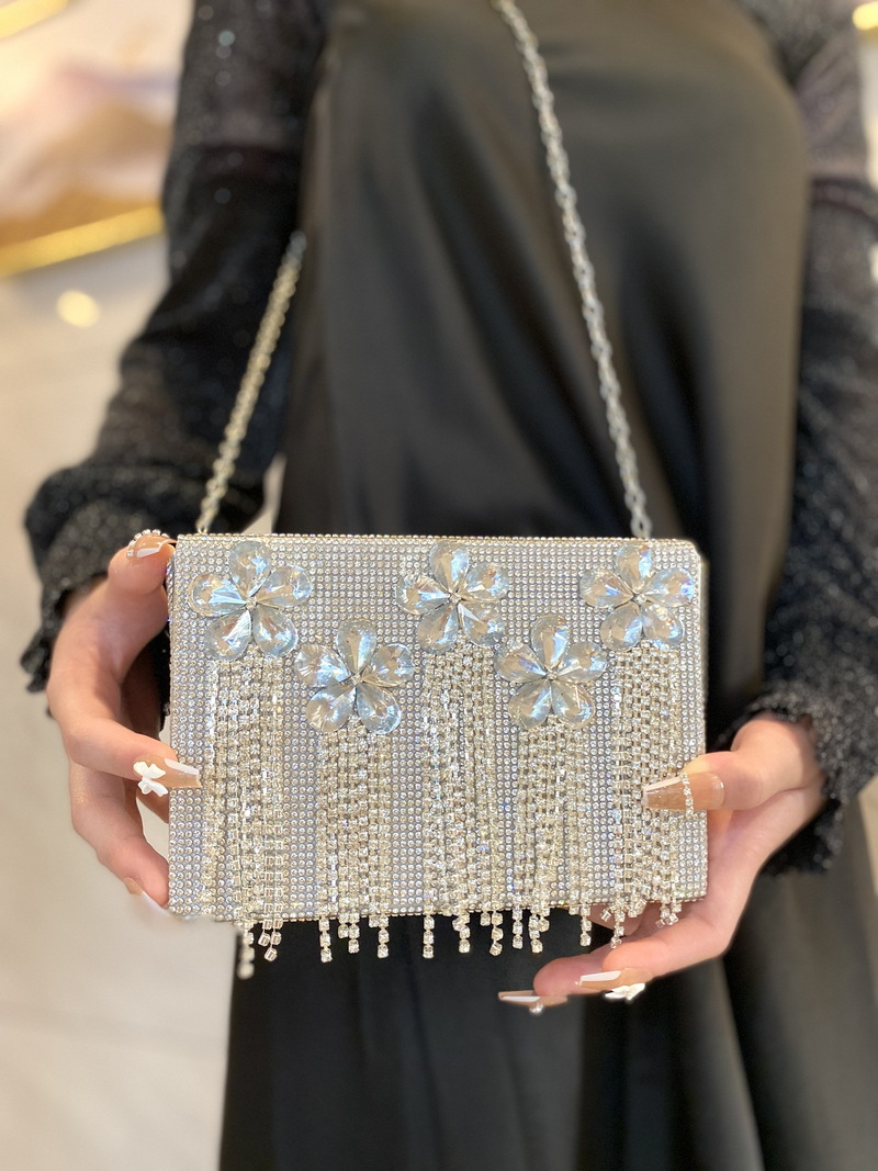 Nuova borsa per banchetti per abiti da sera da sposa in argento con diamanti in acqua e nappa_voghion.com