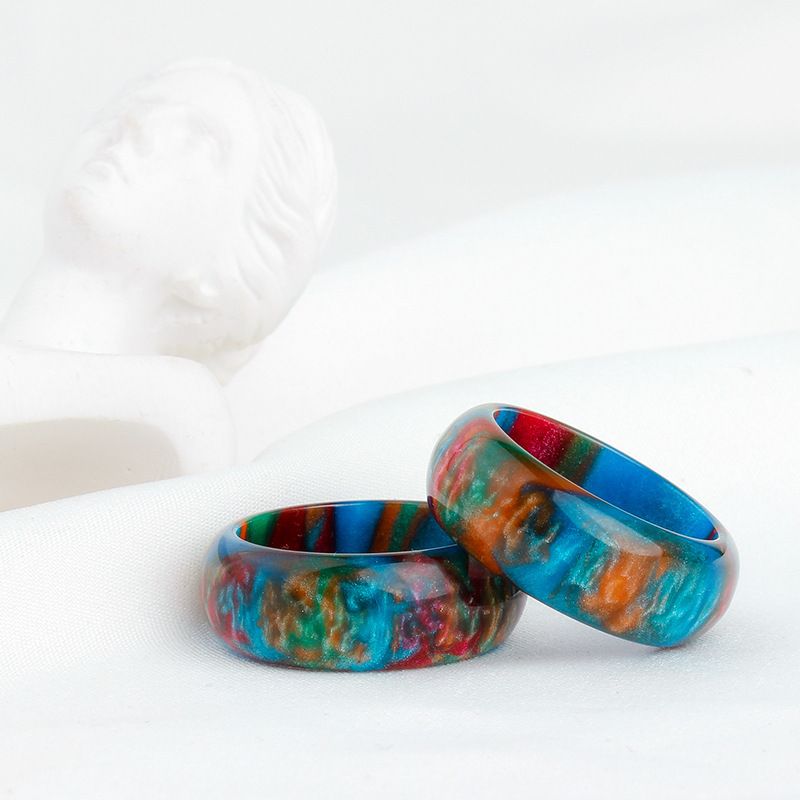 Gepersonaliseerde eenvoudige regenboog damesring van acrylhars_voghion.com