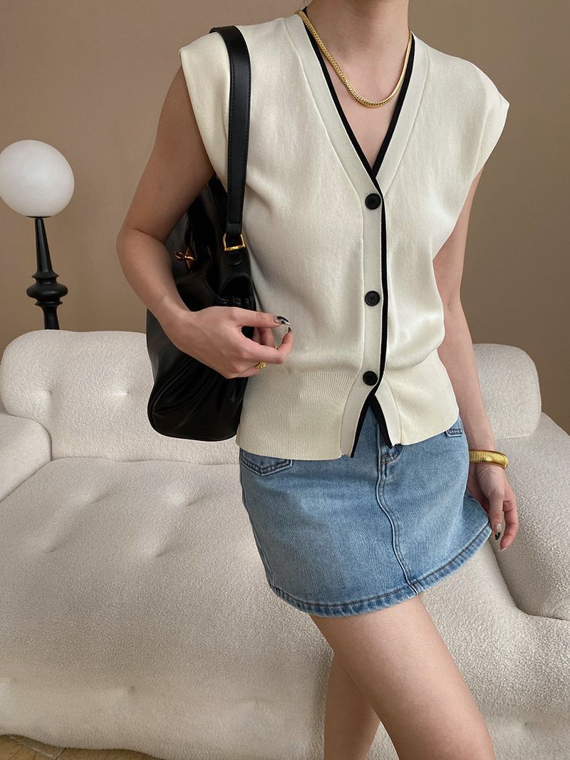 Lao Qian Commuting Sensation Color Contrasting Edge V-neck Waist Look Thin And Skinny Flying Sleeve Knitted Vest_voghion.com