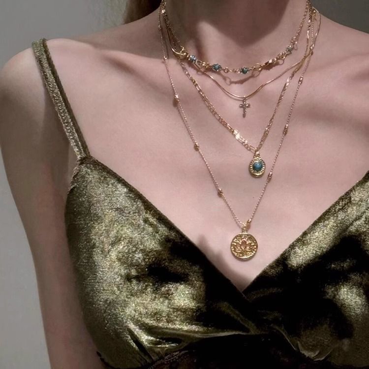 Collana con croce a forma di fiore cavo retrò, leggera, lussuosa, semplice e di alto senso, multistrato, con catena a clavicola impilata._voghion.com