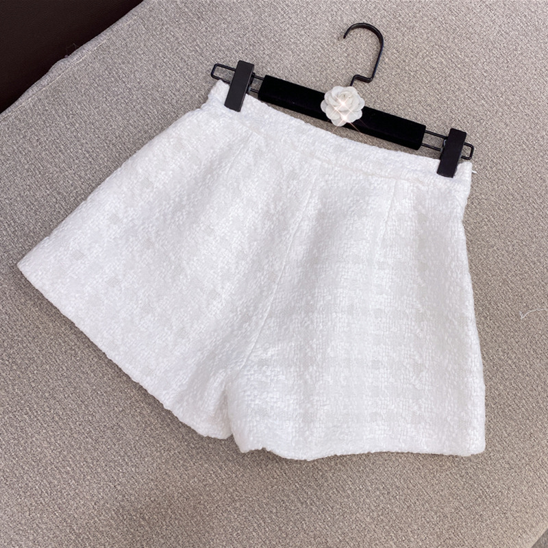 Zweiteiliges Damen-Set mit kleinen, duftenden weißen, leuchtenden Seiden-Tweed-Jacken, Jacken und Shorts_voghion.com