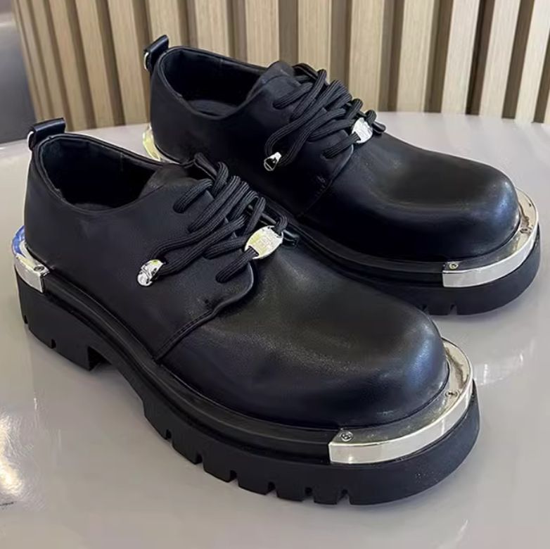 Lässige Herren-Derbyschuhe aus Leder mit runder Zehenpartie, dicker Sohle und Dämpfung für bequemen Tragekomfort im Alltag. Lässige Derbyschuhe mit runder Zehenpartie und Plateau._voghion.com