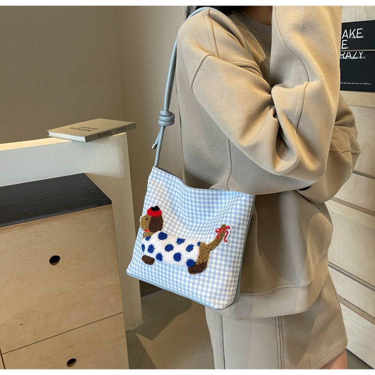 Niedlicher Welpe Canvas Eimer modische und vielseitige karierte Umhängetasche, koreanische Nischen-Cartoon-Handtasche_voghion.com