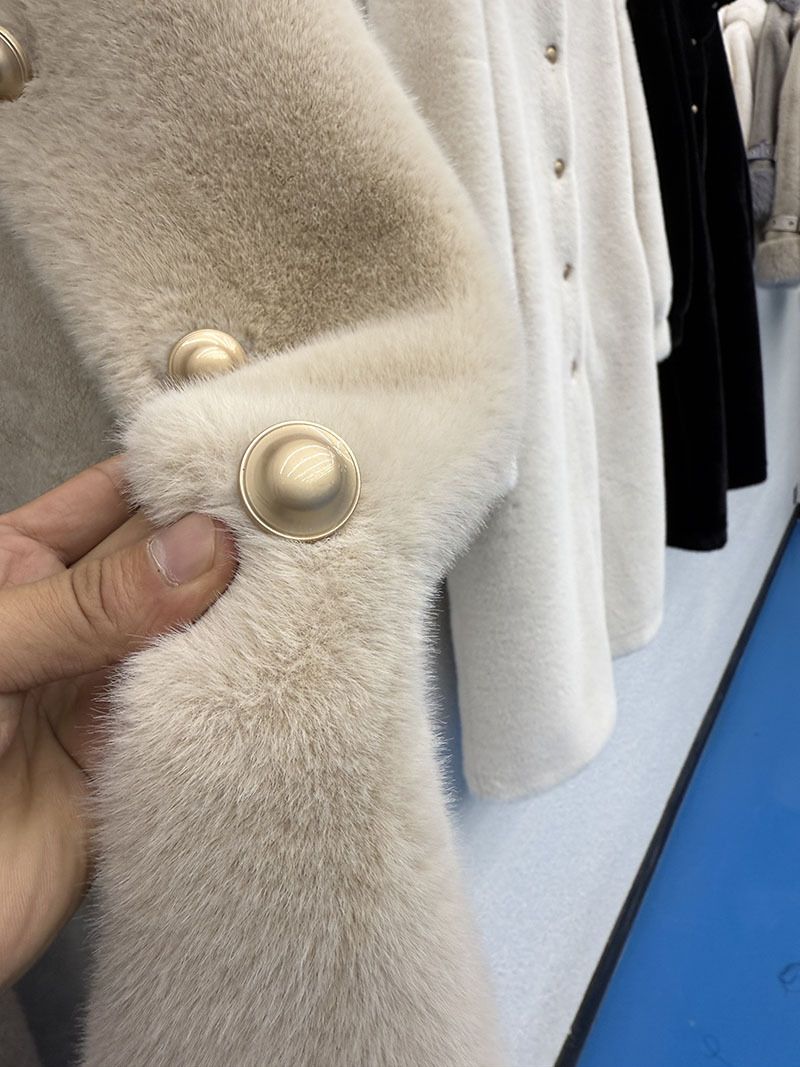Luxuriöser Kunstpelzmantel, lange Winterjacke für Damen mit dickem, warmem Fleecefutter, Stehkragen, eleganter Trenchcoat für den Weg zur Arbeit (Schwarz, Beige, Mandel)_voghion.com