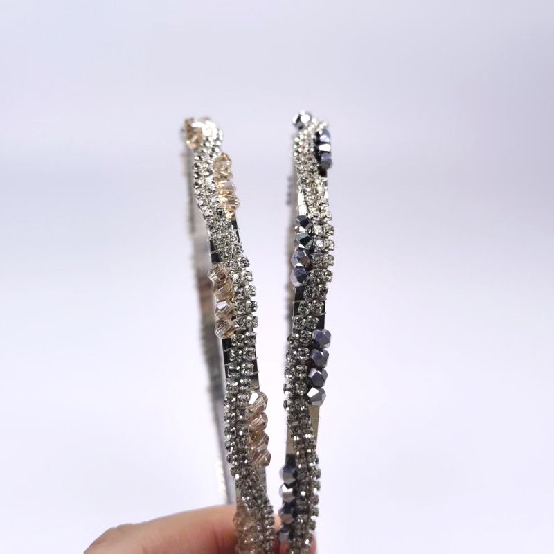 Cerchietto di cristallo con due file di strass, piccolo accessorio per capelli intrecciato fatto a mano, elegante accessorio primaverile da donna_voghion.com