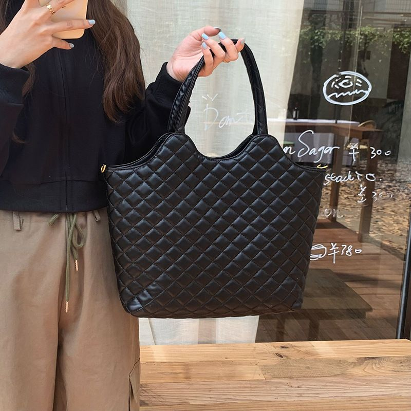 2023 Nuova borsa a tracolla con tracolla alla moda nera di alta qualità in pelle con design a rombo di grande capacità_voghion.com