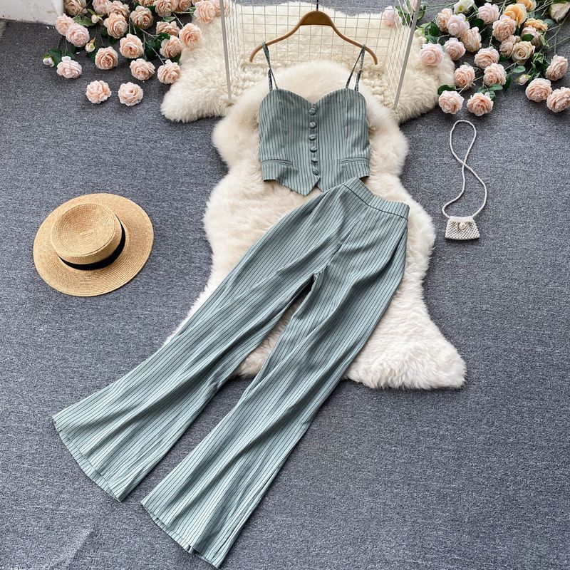 Abiti da donna alla moda ed eleganti, leggeri e maturi, canotta a righe, gilet, pantaloni, completo due pezzi_voghion.com