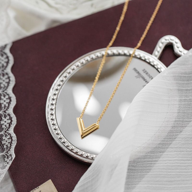 nuova semplice nicchia dorata luce di lusso lettera V collana femminile estate clavicola catena rete rossa non sbiadisce Tanabata_voghion.com