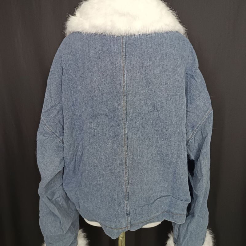 Puszysta kurtka dżinsowa z kołnierzem ze sztucznego futra dla kobiet – jasnoniebieski, vintage'owy, sprany płaszcz w stylu streetwear z przytulną podszewką z polaru_voghion.com