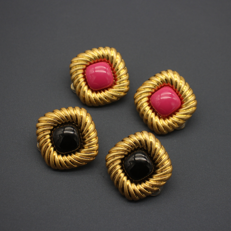 Orecchini da donna gioielli clip per orecchie vintage rare nicchie contrassegnate con rosa rossa orecchini quadrati classici orecchini in oro nero senza piercing_voghion.com