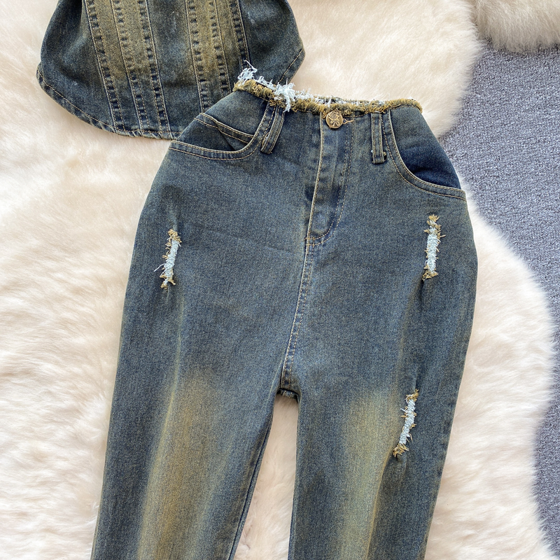 Traje de mujer con top ajustado y pantalones largos ligeramente acampanados con bordes rotos._voghion.com