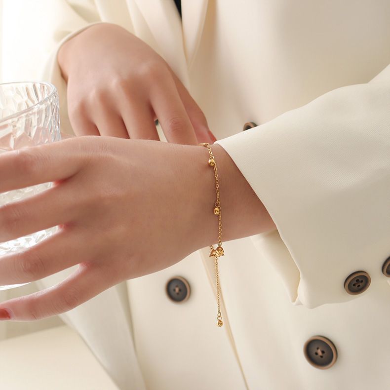 Armband im europäischen und amerikanischen INS-Stil mit halb gespleißtem Verschluss, runder Perlenquaste, Titanstahl, vergoldet_voghion.com