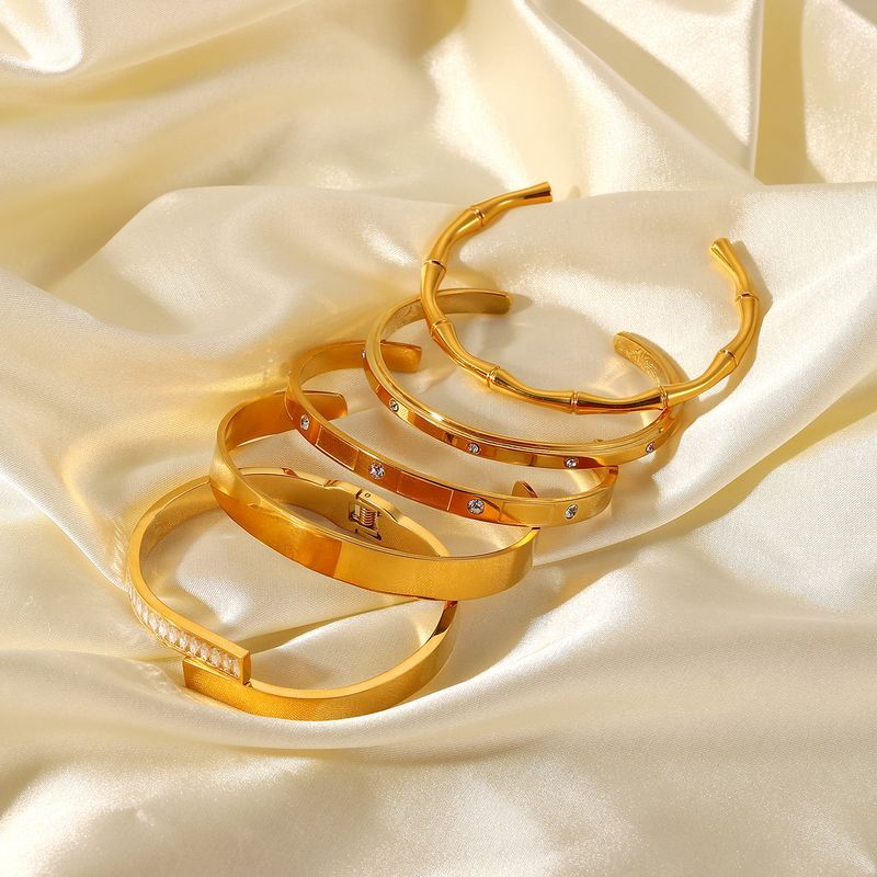 Conjunto INS Zircon aberto com pulseira de aço inoxidável galvanizada dourada estilo fashion para mulheres_voghion.com