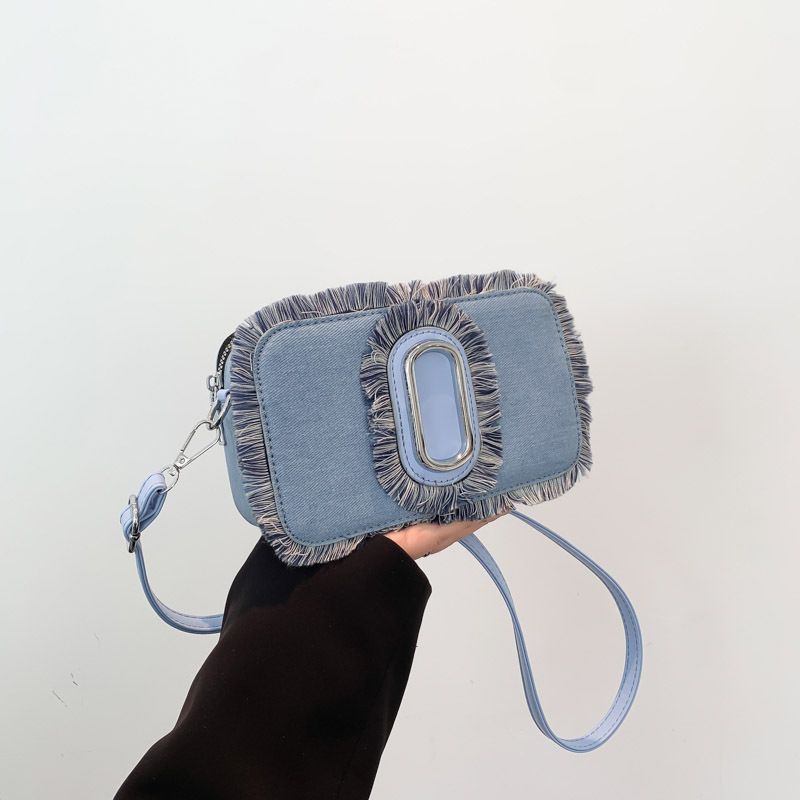 Beibei Shangpin – caméra MJ avec couleur contrastée, épaule unique, nouvelle mode Cowboy, tir de rue, début du printemps 2024_voghion.com