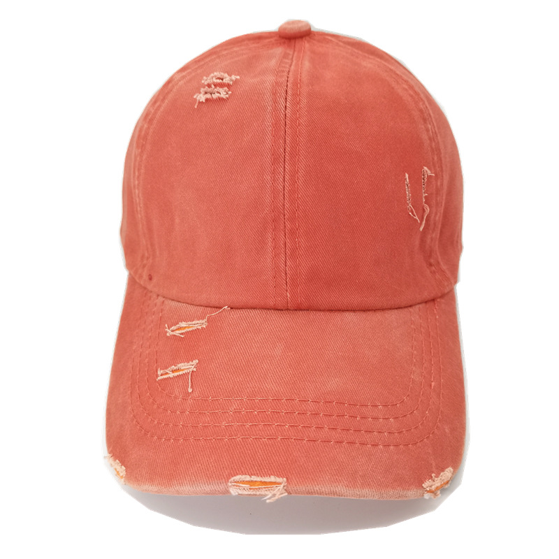 Baseball da donna con coda di cavallo lavata a griglia incrociata in estate, primavera e autunno, realizzato con un vecchio pannello luminoso, sole all'aperto_voghion.com