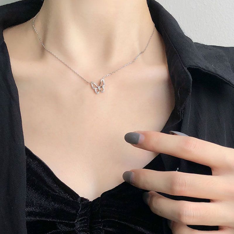 Collana con farfalla cava intarsiata con diamanti per donna, stile trendy Ins, stile celebrità di Internet, elegante catena per clavicola,_voghion.com