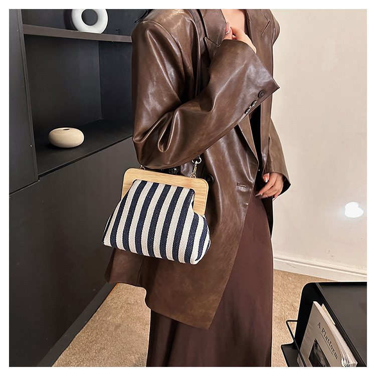 2024 Borsa da donna nuova Borsa a tracolla in tela con clip in legno a righe Borsa a tracolla con una spalla alla moda e raffinata_voghion.com