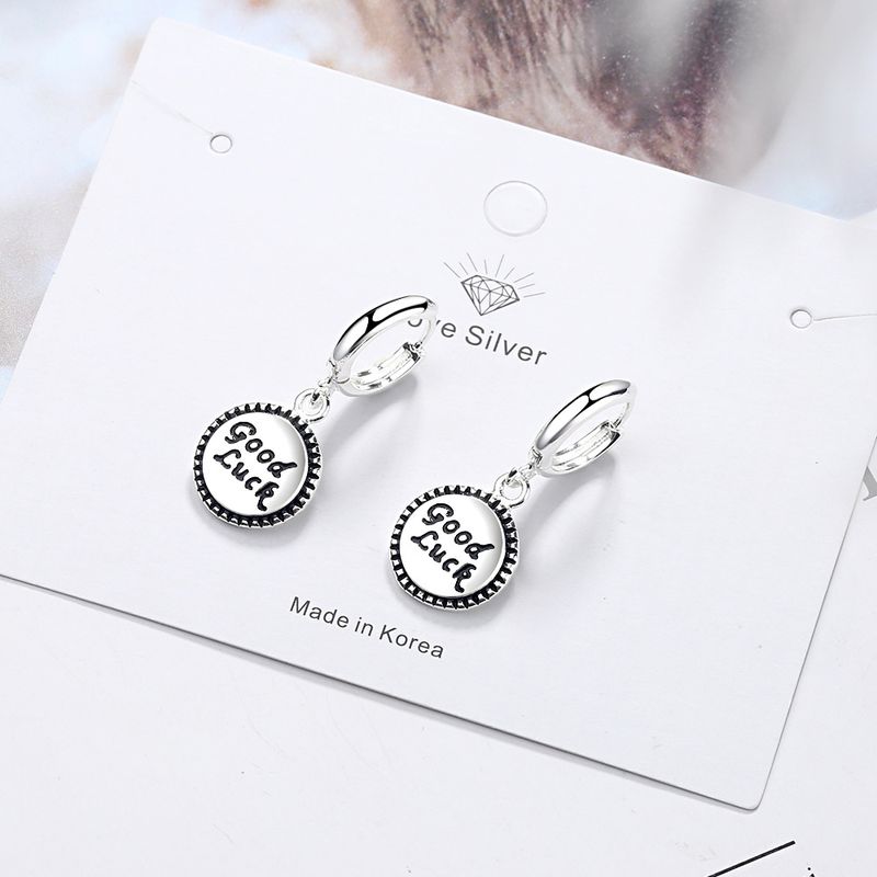 Orecchini corti minimalisti con lettere Kotani Brand Ins_voghion.com