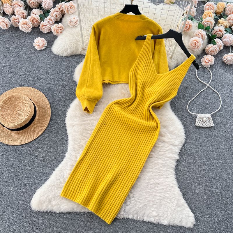 Vêtements pour femmes Costume deux pièces amincissant et réduisant l'âge pour femmes en automne et en hiver, pull court perlé à col rond + robe gilet tricotée à la taille_voghion.com