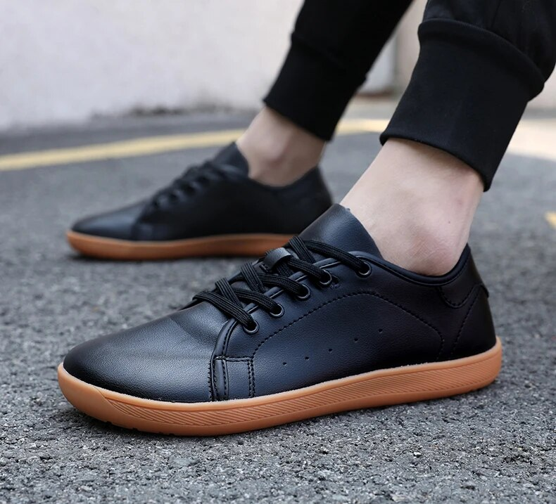 2024 Scarpe da passeggio casual minimaliste con punta larga da uomo in pelle PU a piedi nudi nere bianche classiche da uomo_voghion.com