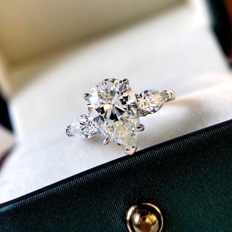 Wassertropfenförmiger, birnenförmiger simulierter Moissanit für Frauen, verstellbarer Ehering mit drei Zirkonia-Karatsteinen_voghion.com