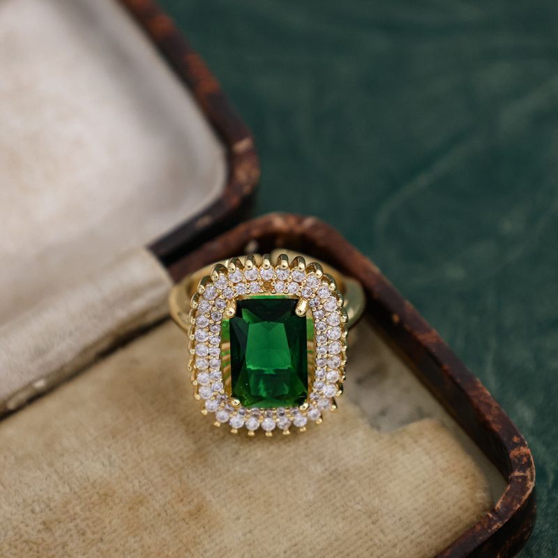 Set di gioielli da donna in stile vintage con cristalli verdi intarsiati: catena regolabile per maglione, collana con ciondolo, orecchini e anello leggero di lusso_voghion.com