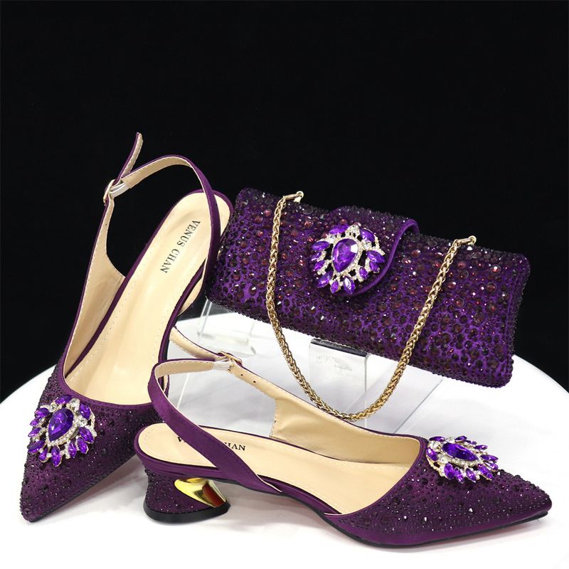 Combinazione di scarpe e set da donna, sandali da donna con cinturino a punta e tacco basso con piccola borsa quadrata_voghion.com