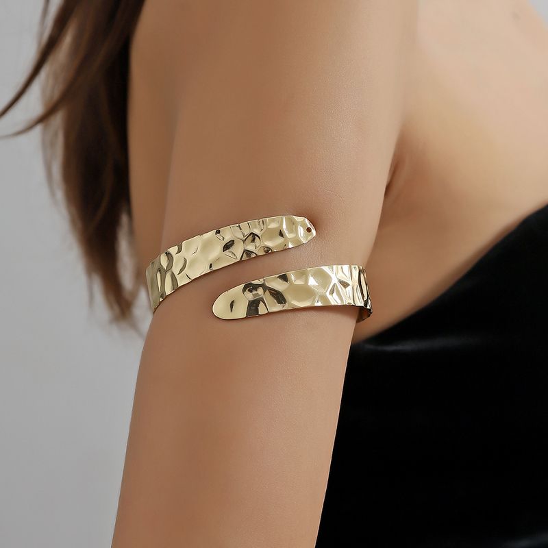 Gioielli semplici a forma di cuore con farfalla, anello da braccio, luce, lusso, nicchia, braccialetto di alta gamma, moda, nuovo e venduto da donne_voghion.com