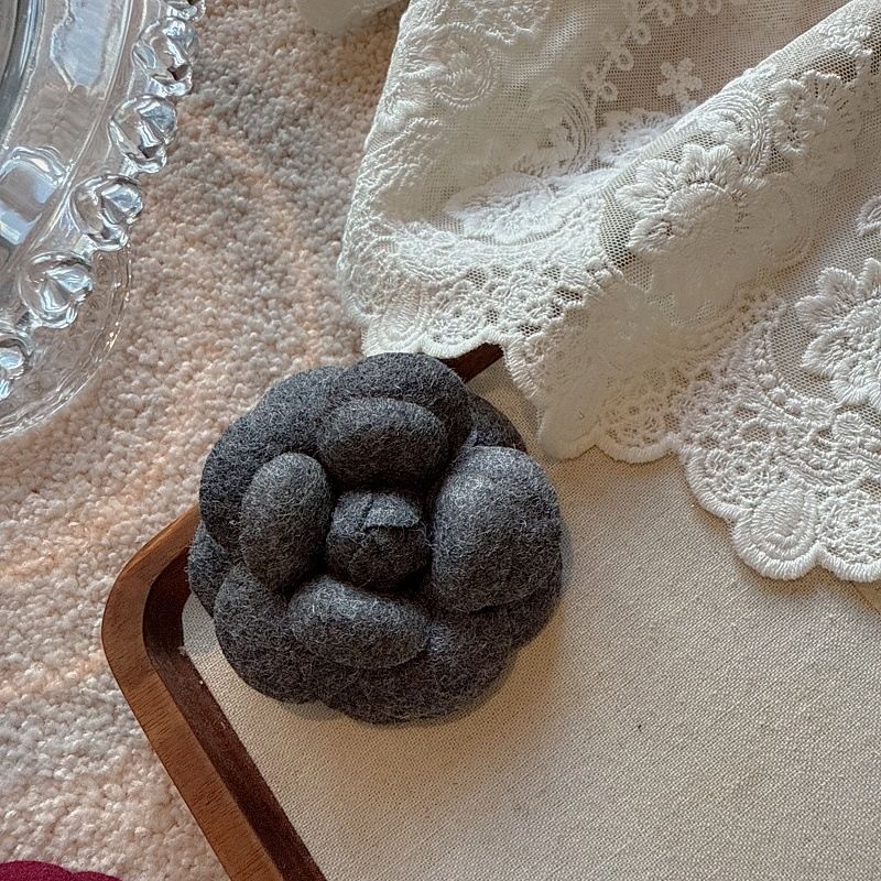 Spilla coreana in lana autunnali e invernali con piccola fragranza, stile camelia, spilla per cappotto e camicia, temperamento, accessori retrò, decorazione con corpetto._voghion.com