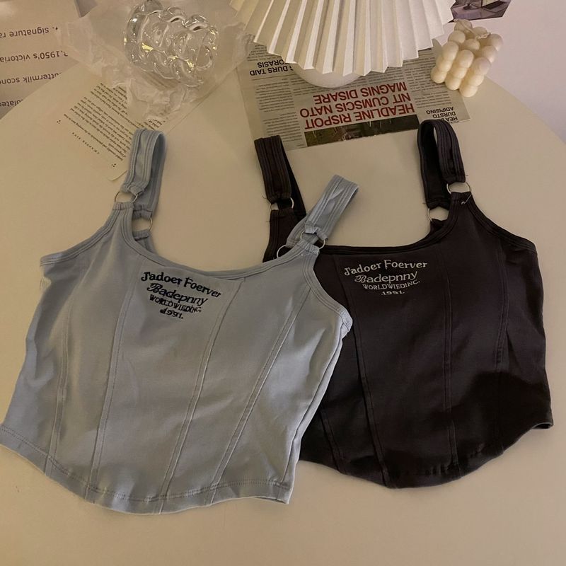 Kuuma tüdruku kevadsärgi tikitud kirjaga kitsas lõige ja rinnahoidjaga ülaosa_voghion.com