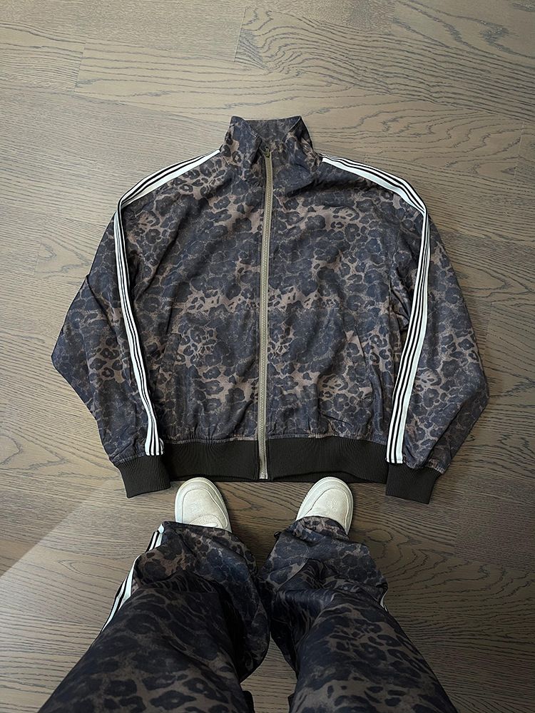 Men's Vintage OOTD Outfit – Retro Side-Stripe Jacket & Leopard Print Jogger Set (90s Throwback Style)_voghion.com