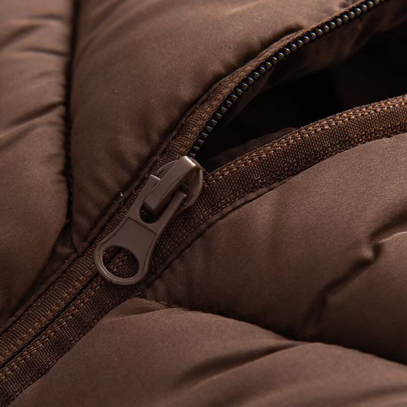 Giacca imbottita da donna con cappuccio, cerniera e collo alto - Capispalla invernale alla moda con pannelli a contrasto (bianco/nero/bordeaux)_voghion.com