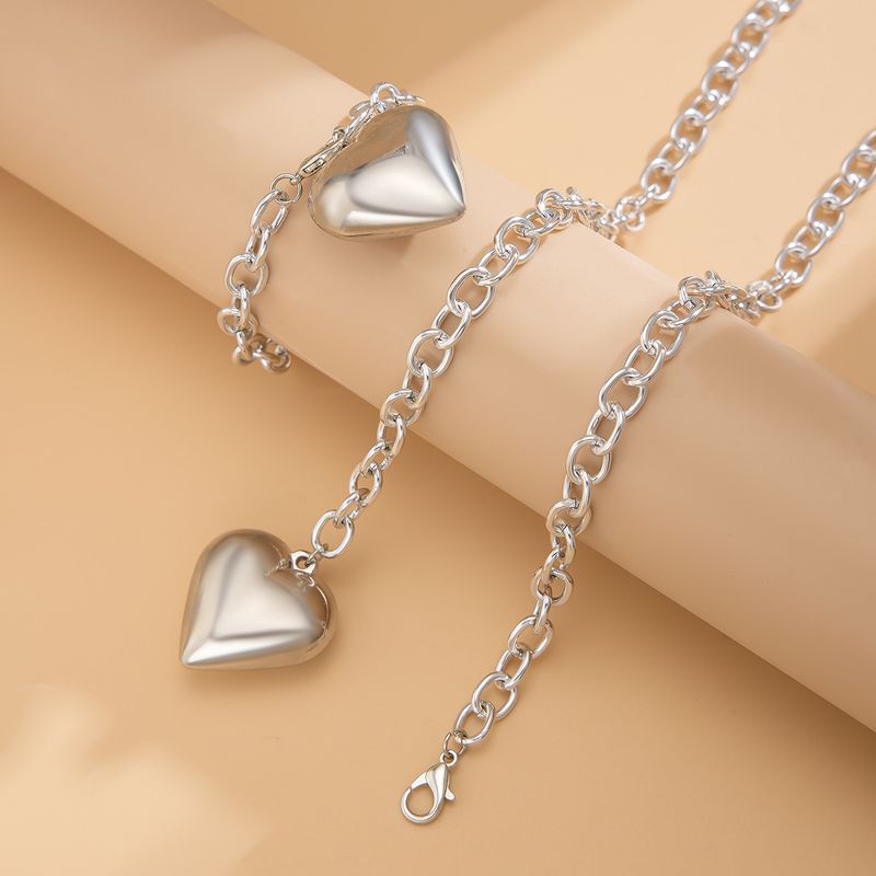 Collana da donna Collana dorata Collana con ciondolo Collana con ciondolo a forma di cuore in metallo dorato Collana con ciondolo a forma di cuore in stile casual Versatile catena per clavicola in acrilico_voghion.com